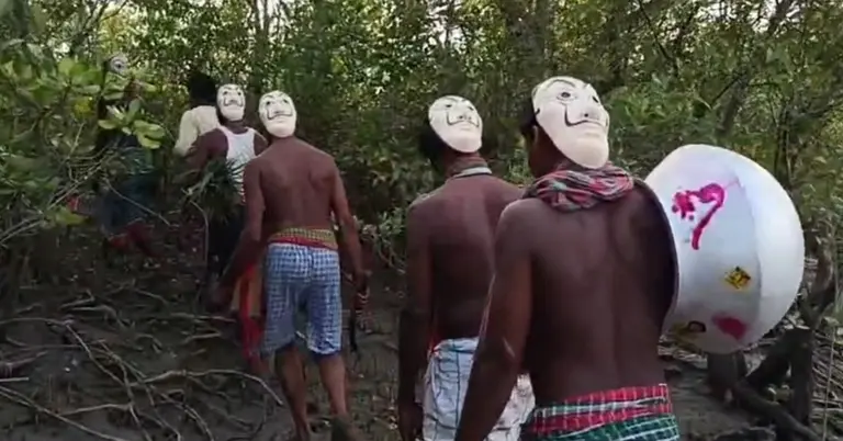 জঙ্গলে মধু সংগ্রহে যাচ্ছে মৌয়ালরা